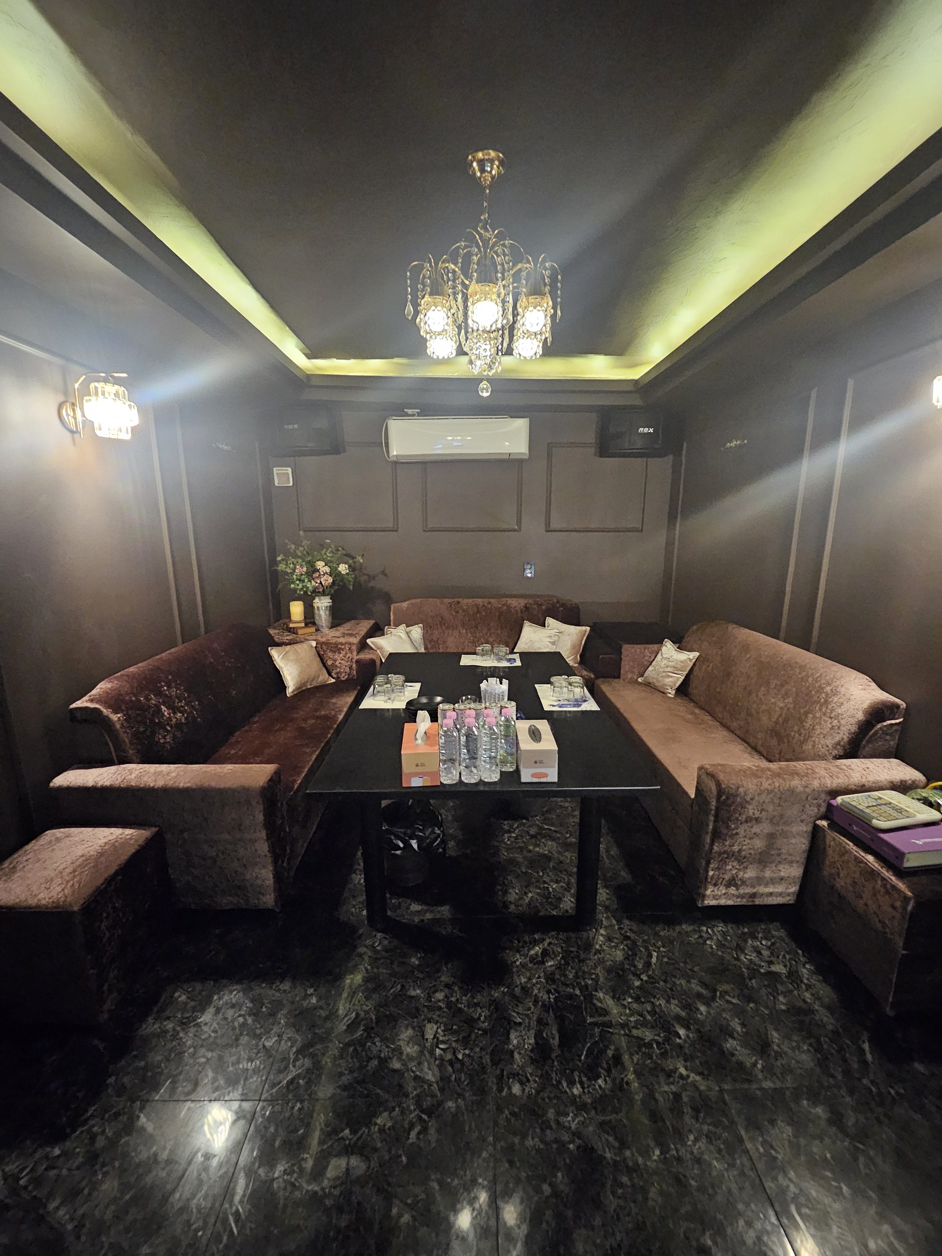 대전룸싸롱 메이드 메인 룸 인테리어 전경 1